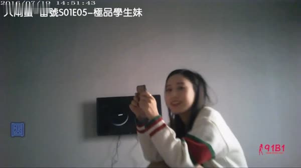 大闸蟹10月最新豪华精品大巨制第五部-番号S01E05：翻版“小黄圣依”（完整版）丨22岁学生妹兼职丝袜主播，狂刷礼物约出来足交、口交、操逼，赠送直播套图～1080P超高清无水印